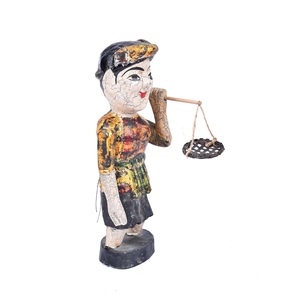 Cadeau décoratif populaire OEM marionnette à eau vietnamienne tante portant 2 paniers sur trou de bambou Design traditionnel - Product Image 1