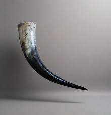 Corne à boire en corne de buffle style Viking, durable, sculptée, forme géométrique, taille personnalisée, blanc et noir, tasse de table moderne pour bar - Product Image 4