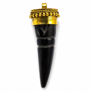 Colgante Artesanal de Cuerno de Búfalo Pulido Ecológico Hecho a Mano, con Diseño Curvo de Colmillo, Tono Dorado, Temática de Amor, Pieza de Arte Coleccionable - Product Image 5