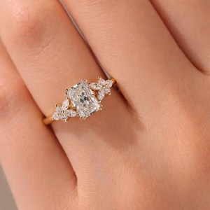 Anillo de Compromiso de Oro Amarillo Macizo con Corte Radiante, Anillo de Diamantes de Oro Amarillo con Tres Piedras, Piedras Laterales Redondas y Marquesa, Joyería Nupcial - Product Image 1