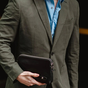 Bolso de mano de cuero de lujo con cremallera resistente, acabado elegante y almacenamiento organizado para reuniones de negocios y eventos nocturnos - Product Image 1