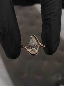 Bague de fiançailles en moissanite de qualité supérieure, bijoux élégants et raffinés pour les propositions, les mariages et les anniversaires, disponible à la vente - Product Image 3