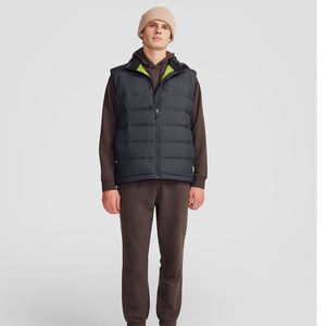 เสื้อกั๊กบุใยสังเคราะห์แบบมีซิปสำหรับผู้ชาย ปี 2026  พร้อมโลโก้สั่งทำพิเศษ สำหรับฤดูหนาว ผลิตจากไนลอน 100%  บุฉนวนกันความหนาว  คอตั้ง  สำหรับใส่ทำงาน - Product Image 3