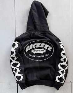 เสื้อฮู้ดดี้สีดำขนาดใหญ่ Backz22 สำหรับผู้ชาย สไตล์สตรีทแวร์ ปักลายลวดหนามที่แขนเสื้อ - Product Image 1