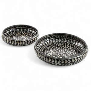 Plateau de service rond en nacre de luxe, fait main, avec incrustation de mosaïque florale en résine noire - Product Image 2