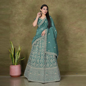 Lehenga Choli en soie croquante avec broderie Zari dense, bordure Grand Heritage, chemisier structuré et dupatta pour célébrations nuptiales - Product Image 2