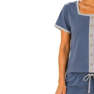 Conjunto de dos piezas de pantalones cortos para mujer en azul piedra y gris, top con cuello cuadrado y botones, estampado de pájaros coloridos, ropa informal de verano de algodón para estar en casa. - Product Image 3