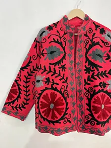 Chaqueta Bordada Suzani Vintage para Mujer, Chaqueta Corta de Algodón Estilo Boho Chic con Cuello Alto, Chaqueta Étnica Floral Hecha a Mano - Product Image 2