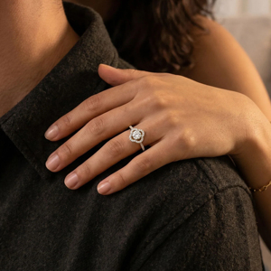 Anillo de Compromiso de Oro Amarillo con Diamante de Corte Brillante Redondo y Engaste Pavé, Joyería Fina Clásica para Mujer - Product Image 4