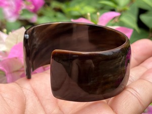 กำไลข้อมือผู้หญิงทำจากเขาควาย ดีไซน์คลาสสิก เป็นมิตรต่อสิ่งแวดล้อม รูปทรงโดดเด่น สีดำเงา ขายดี - Product Image 3