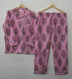 Ensemble de pyjama élégant en coton pur à imprimé floral rose rayé, respirant et à séchage rapide pour femmes, vêtements de nuit artisanaux - Product Image 1