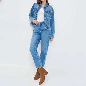 Chaqueta vaquera azul claro para mujer, estilo camionero, manga larga, abotonadura sencilla, con bolsillos de parche - Product Image 1
