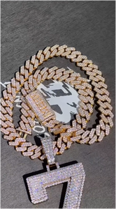 Collier personnalisé avec pendentif chiffre 7 en moissanite entièrement pavée, plaqué or blanc sur argent 925, et chaîne cubaine épaisse pour les trendsetters - Product Image 3