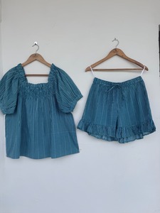Ensemble de pyjama en coton bleu à carreaux pour femmes, haut à manches courtes smocké, short à volants, ensemble de nuit confortable en 2 pièces - Product Image 1