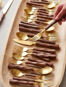 Juego de cubiertos chapados en oro con mangos de madera, cuchara, tenedor, cuchillo, diseño minimalista, cubiertos duraderos para uso en mesas de boda. - Product Image 6