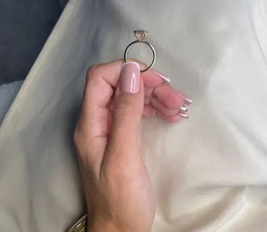 Élégante bague solitaire en diamant taille émeraude avec bande polie, un chef-d'œuvre de joaillerie de luxe pour fiançailles, anniversaire ou mariage. - Product Image 3