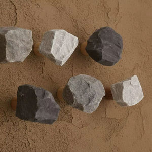 Porte-manteau mural Art Déco en marbre naturel, artisanal et écologique TCE – Accessoire mural haut de gamme pour la maison, l'hôtel et le commerce de détail - Product Image 1