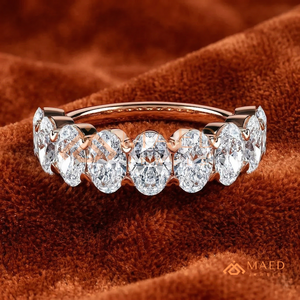 Bague de mariage demi-éternité en or rose 14 carats avec moissanite taille ovale, diamants de laboratoire couleur D VVS1 à griffes partagées pour femme - Product Image 1