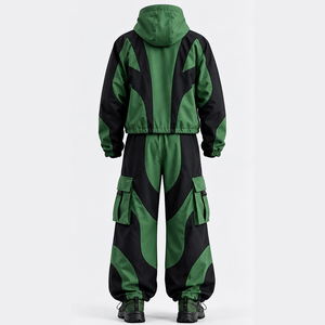 Conjunto Deportivo Personalizado de Dos Piezas con Capucha en Verde y Negro, Chaqueta con Cremallera y Pantalones Jogger Cargo, Unisex - Product Image 3
