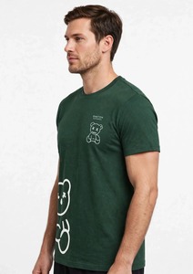 ONETEN APPAREL เสื้อยืดแขนสั้นผู้ชายสีเขียวพิมพ์ลายการ์ตูนหมีเสื้อยืดคอกลมลำลอง - Product Image 2