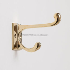 Ganchos metálicos montados en la pared de estilo clásico diseñados para combinar con la decoración interior tradicional para colgar múltiples artículos - Product Image 1