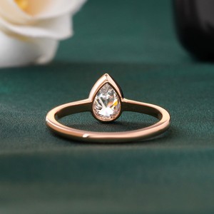 แหวนเพชรเม็ดเดี่ยวทรงลูกแพร์ 0.56 กะรัต เพชรเลี้ยงในห้องปฏิบัติการ ทอง 14K ความสะอาดระดับ VVS2 และ VS1 ตัวเรือนแบบหนามเตย เครื่องประดับชั้นดีในทองคำขาวและทองคำเหลือง - Product Image 4