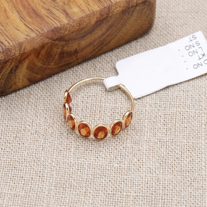 Nouvelle Arrivée Bague pour Femme en Or Jaune 18 carats avec Saphir Orange Naturel Certifié IGI, Monture Clos et Forme Géométrique Classique - Product Image 6