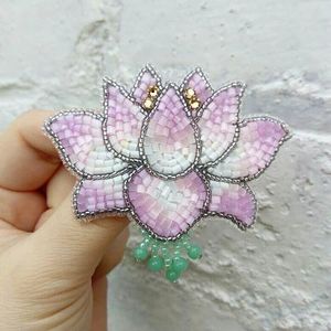 Broche Artesanal Premium con Cuentas, Elegante Pin Decorativo para Solapa, Broche Bordado a Mano con Cuentas, Colorido - Product Image 5