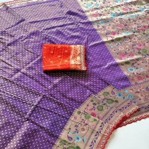 Sari de Seda Paithani VASTRA COTTAGE con Jacquard Zari, Borde Meenakari, Pallu Rico y Blusa Bordada, Teñido a Mano, Diseño Exclusivo - Product Image 4