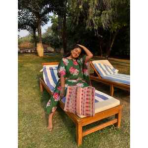 Kaftan Rose Garden, élégant cache-maillot de bain avec un imprimé floral séduisant - Product Image 3