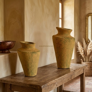 Vase en terre cuite rustique Kaca S, pot conique artisanal en argile, jarre décorative en céramique, urne de table en gros - Product Image 3