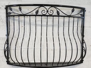 Balustrade de balcon traditionnelle en fer forgé à fixer au mur ; résistante à la rouille, facile à assembler, avec un design supérieur stylisé. - Product Image 2