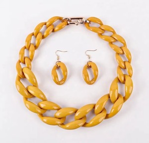 Collier en résine fait main, bijoux tendance, collier en résine au look attrayant, personnalisation possible - Product Image 4