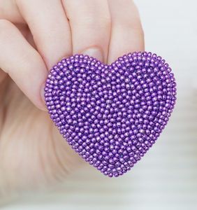 Broche Bordado de Diseño Elegante con Detalles de Cuentas Intrincadas para Colecciones de Boutique Premium - Product Image 4