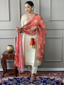 Ensemble pour femme : Kurta droite brodée en soie Chanderi crème dorée avec doublure, pantalon en soie Chanderi et dupatta imprimé en soie - Product Image 6