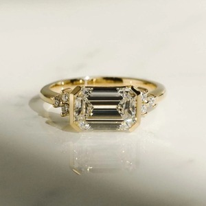 Elegante Anillo de Compromiso con Diamante Cultivado en Laboratorio, Corte Esmeralda, Semibiselado, Oro Amarillo de 14K, Certificado IGI, Claridad VVS+, Color EF, 2.50CT - Product Image 1