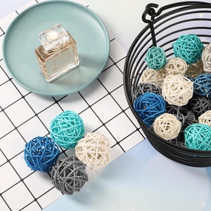 Boules en rotin multicolores à prix avantageux, accessoires de Noël, boules tissées à la main pour la décoration - Product Image 2