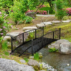 Ponte da Giardino ad Arco in Metallo Nero da 2,1 m con Ringhiere Laterali e Decorazioni Intagliate - Prodotto per Paesaggistica e Terrazze - Product Image 2