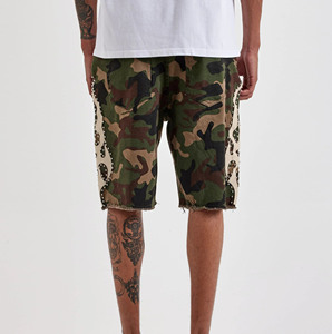 Shorts Bermuda Camouflage Homme avec Rivets Décoratifs, Taille Mi-Haute, en Coton Tissé Décontracté, Patch Flamme, Strass et Fermeture Élastique - Product Image 3
