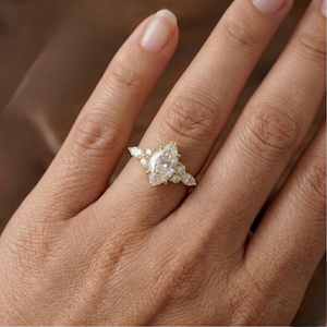 Bague tendance en or massif 14 carats avec diamant de laboratoire taille marquise de haute qualité, certifiée IGI, pour mariage ou fiançailles - Product Image 2
