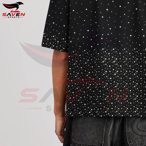 เสื้อยืดโอเวอร์ไซส์ประดับคริสตัลสั่งทำขายส่งสำหรับผู้ชาย สไตล์สตรีทแวร์ ผ้าคอตตอนหนานุ่ม ตกแต่งคริสตัลด้วยเทคนิค Hot Fix ทรงไหล่ตก - Product Image 4