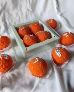 Vela Aromática Artesanal Moderna de Cera de Soja con Aroma a Naranja, Set Artístico para Decoración del Hogar en Diwali, Encanto de Dulces Indios Personalizados - Product Image 1