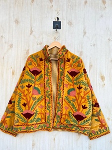 Veste en velours Suzani faite à la main pour femme, vêtement d'extérieur ethnique à fleurs pour l'hiver, manteau court bohème, tenue élégante pour les festivals, cadeau pour femme - Product Image 3