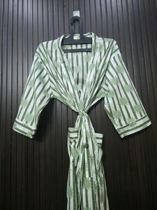 ชุดคลุมผ้าฝ้ายสีเขียวพิมพ์ลายทางสำหรับผู้หญิง แขนสามส่วน คอวี ยาวเต็มตัว นุ่มสบาย เหมาะสำหรับใส่ในฤดูใบไม้ผลิ - Product Image 2