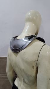 Gorgue médiévale authentique en acier doux, artisanale, pour chevalier, idéale pour le cosplay, la reconstitution historique, les costumes historiques et les fêtes d'Halloween - Product Image 2