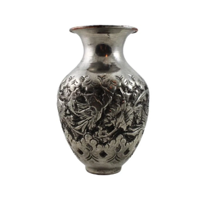 Jarrón de metal con acabado plateado, tallado a mano por un diseñador tradicional, para decoración de lujo del hogar, exhibición en mesa central, estante y uso en ocasiones especiales. - Product Image 4