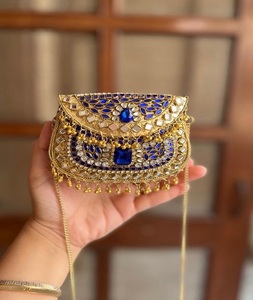 Mini pochette en laiton Kundan plaqué or, faite à la main, forme personnalisée, mode soirée, avec diamants, fermeture à boucle, F S International - Product Image 1