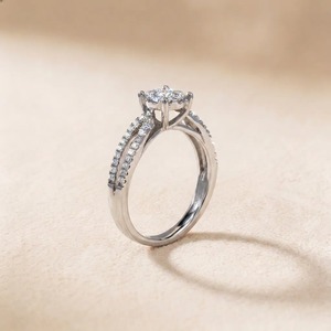 Anillo de Compromiso de Oro Blanco de 9K con Diamante Cultivado en Laboratorio de Corte Redondo de 1.30CT, Halo y Tallo Dividido con Pavé, Joyería Fina Personalizada para Mujer - Product Image 4
