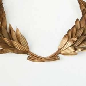 Couronne de lauriers dorée élégante avec des feuilles métalliques superposées en forme de fer à cheval ouvert, parfaite pour la décoration murale moderne - Product Image 4