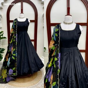 Ensemble Anarkali en crêpe naturel de créateur, uni et évasé, avec pantalon à taille élastique et dupatta en soie imprimée et ornée – Exportateur indien - Product Image 3
